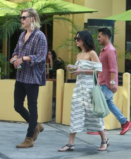 Vanessa Hudgens feet photo thumbnail