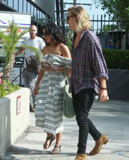 Vanessa Hudgens feet photo thumbnail