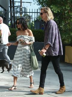 Vanessa Hudgens feet photo thumbnail