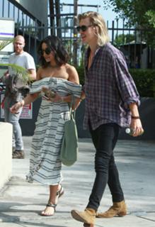 Vanessa Hudgens feet photo thumbnail