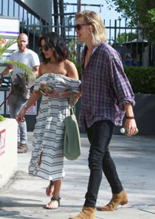 Vanessa Hudgens feet photo thumbnail