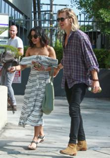Vanessa Hudgens feet photo thumbnail
