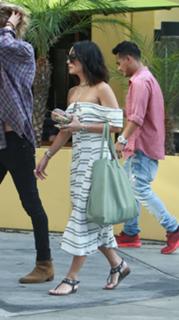 Vanessa Hudgens feet photo thumbnail