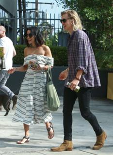 Vanessa Hudgens feet photo thumbnail