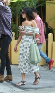 Vanessa Hudgens feet photo thumbnail