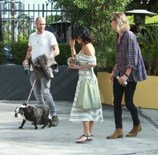 Vanessa Hudgens feet photo thumbnail