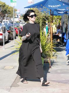 Katherine von Drachenberg feet photo thumbnail