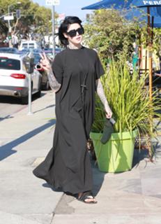 Katherine von Drachenberg feet photo thumbnail