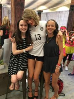 Taylor Swift feet photo thumbnail
