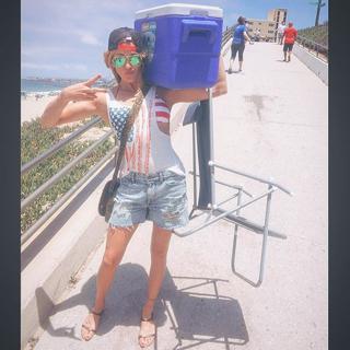 Katie Cassidy feet photo thumbnail