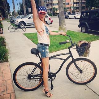 Katie Cassidy feet photo thumbnail