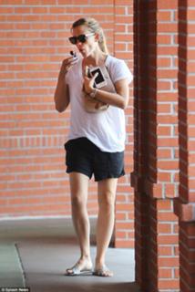 Jennifer Garner feet photo thumbnail