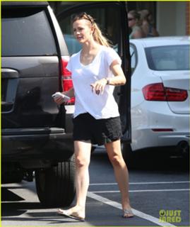 Jennifer Garner feet photo thumbnail