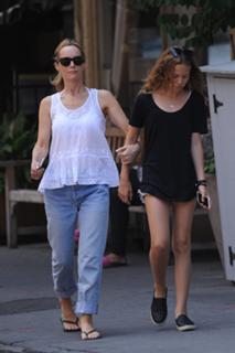 Leslie Mann feet photo thumbnail