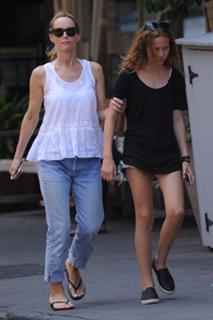Leslie Mann feet photo thumbnail