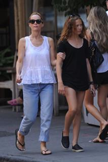 Leslie Mann feet photo thumbnail