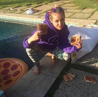 Miley Cyrus feet photo thumbnail