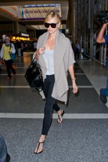 Charlize Theron feet photo thumbnail