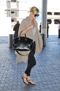 Charlize Theron feet photo thumbnail