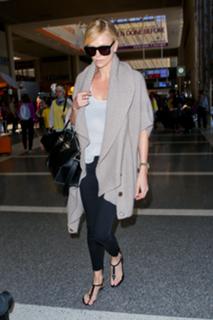 Charlize Theron feet photo thumbnail