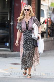 Molly Sims feet photo thumbnail