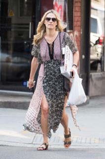 Molly Sims feet photo thumbnail