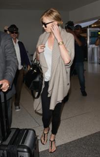 Charlize Theron feet photo thumbnail