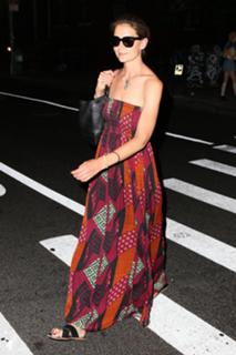 Katie Holmes feet photo thumbnail