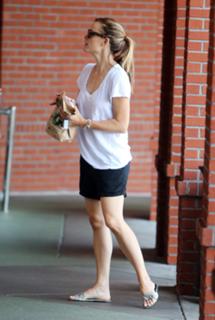 Jennifer Garner feet photo thumbnail