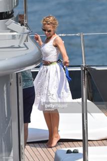 Kylie Minogue feet photo thumbnail