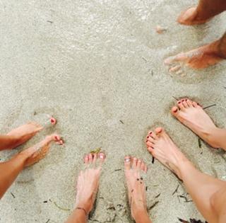 Katie Cassidy feet photo thumbnail