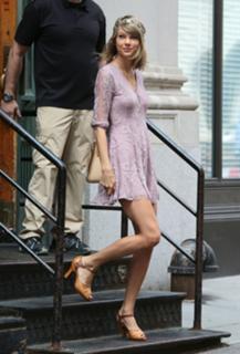 Taylor Swift feet photo thumbnail