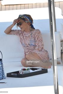 Kylie Minogue feet photo thumbnail