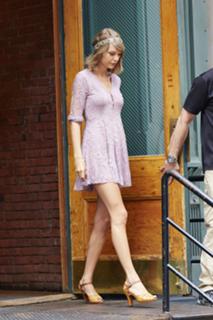 Taylor Swift feet photo thumbnail