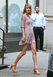 Taylor Swift feet photo thumbnail