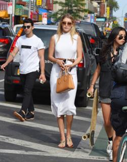 Gigi Hadid feet photo thumbnail