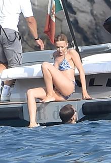 Kylie Minogue feet photo thumbnail
