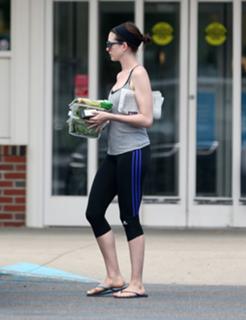 Anne Hathaway feet photo thumbnail