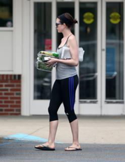 Anne Hathaway feet photo thumbnail