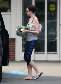 Anne Hathaway feet photo thumbnail