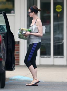 Anne Hathaway feet photo thumbnail