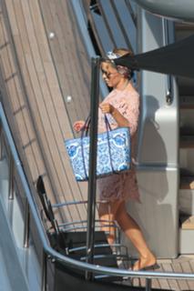 Kylie Minogue feet photo thumbnail