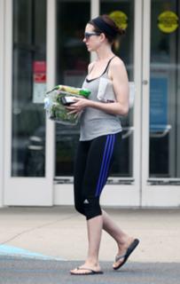 Anne Hathaway feet photo thumbnail
