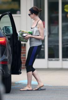 Anne Hathaway feet photo thumbnail