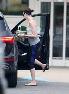 Anne Hathaway feet photo thumbnail