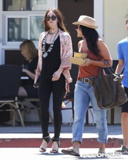 Megan Fox feet photo thumbnail