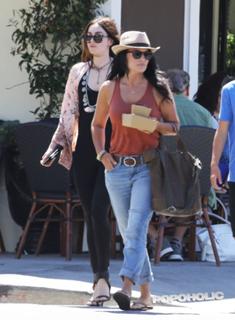 Megan Fox feet photo thumbnail