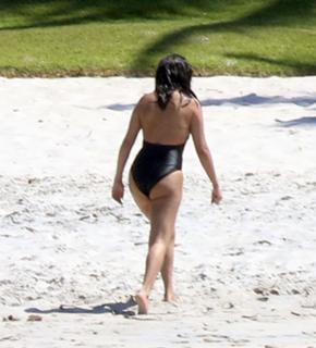 Selena Gomez feet photo thumbnail