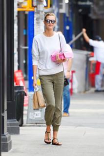Karlie Kloss feet photo thumbnail