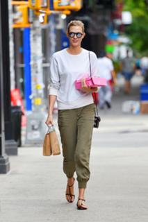 Karlie Kloss feet photo thumbnail